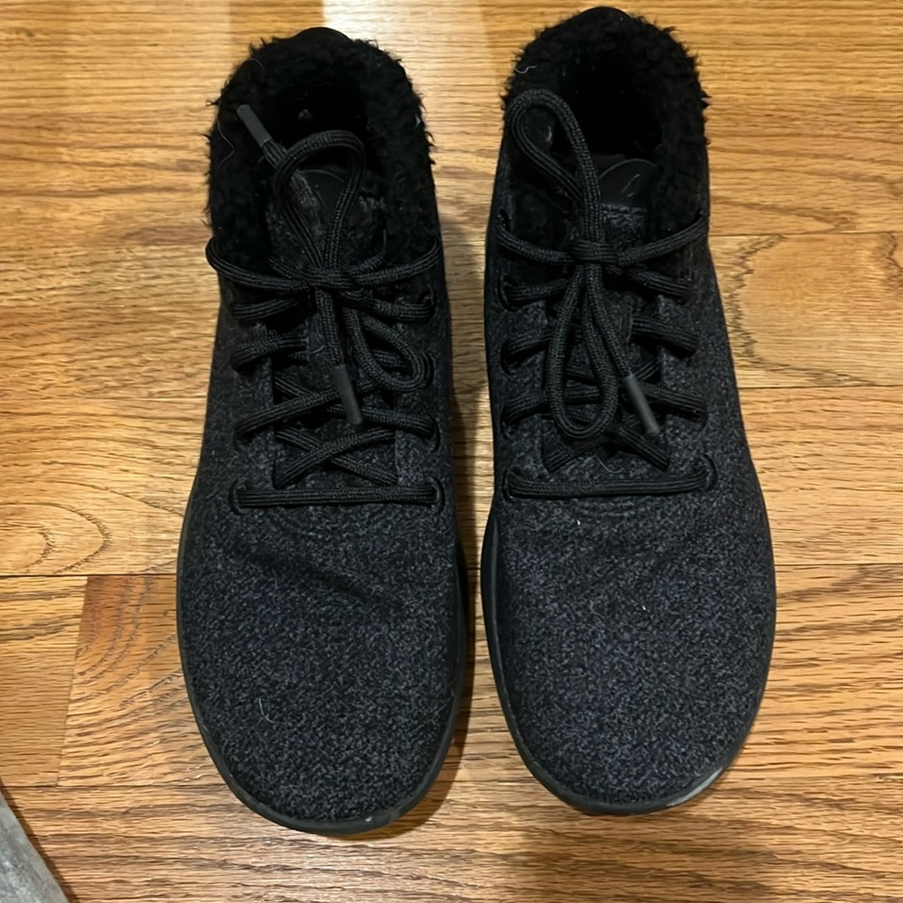 Allbirds men’s size 9 dark charcoal furry interior. Excellent condition.